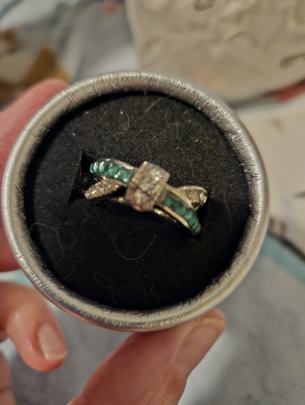 BRAND NEW ** Emerald Green Cubic Zirconia Crisscross Ring